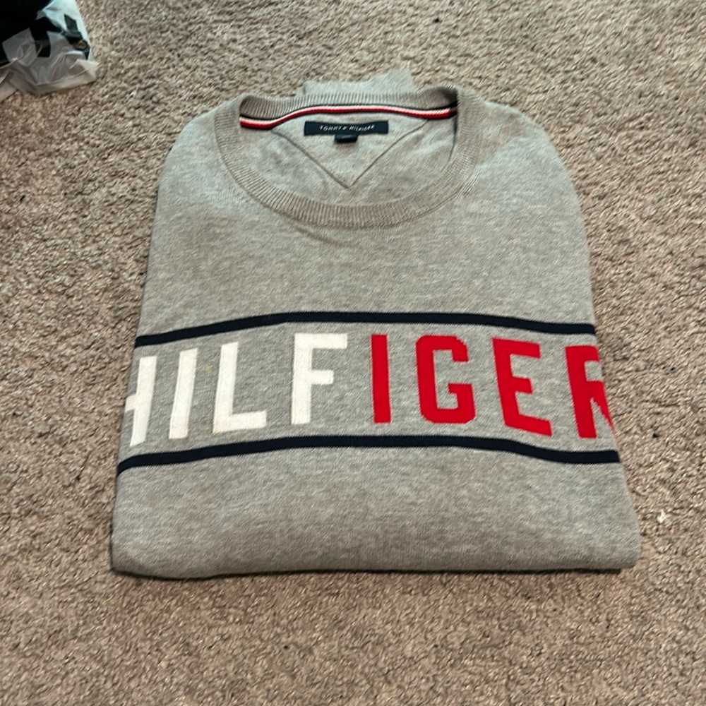 Men’s size medium Tommy Hilfiger sweater